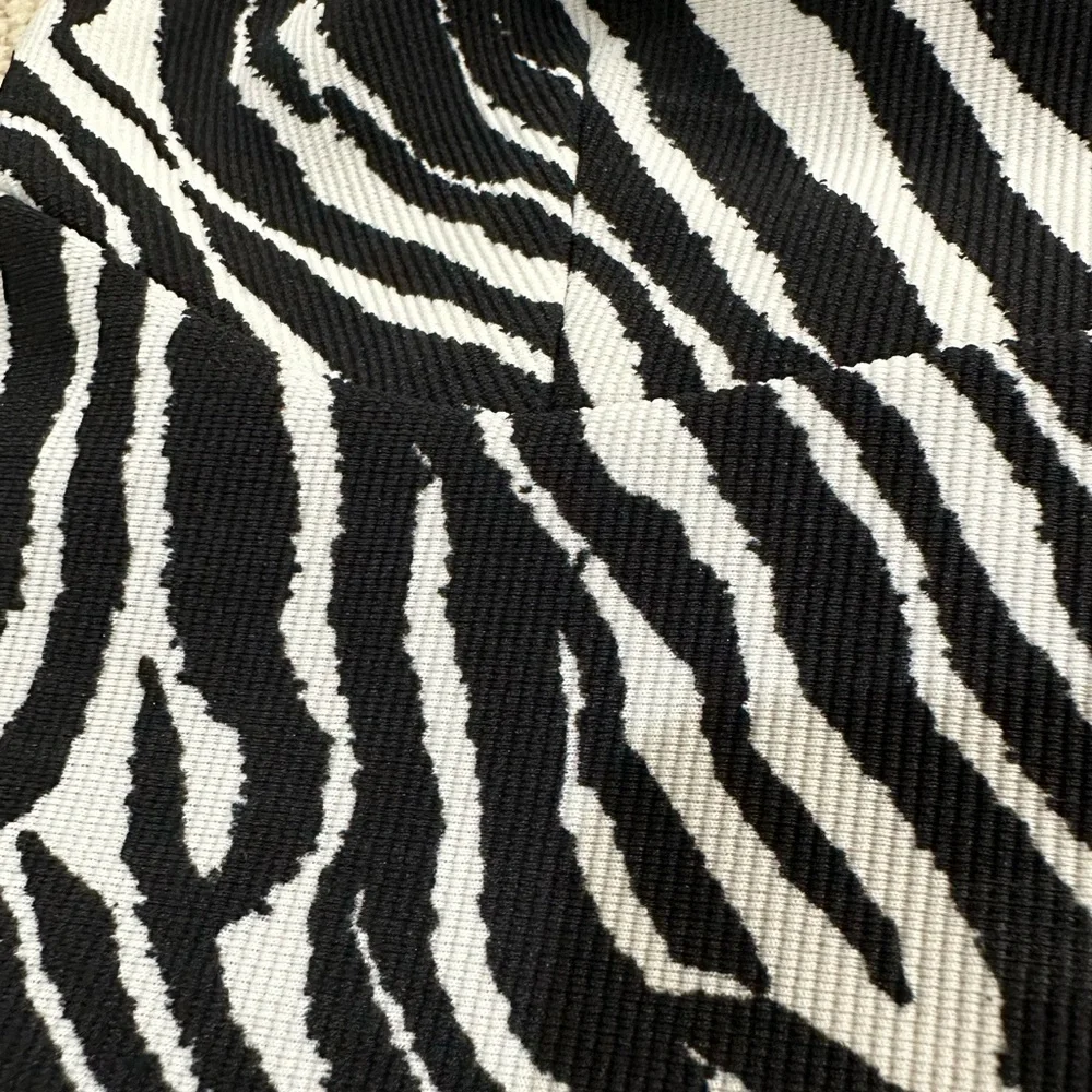 Cropped Ribbed Zebra Print Top - Picture 3 of 5